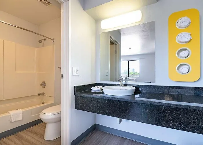 6 Chicago Northwest-roll Hotel Rolling Meadows