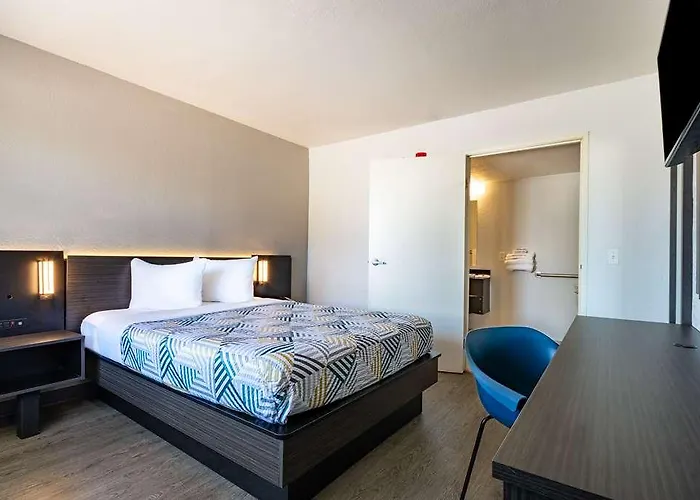 6 Chicago Northwest-roll Hotel *
